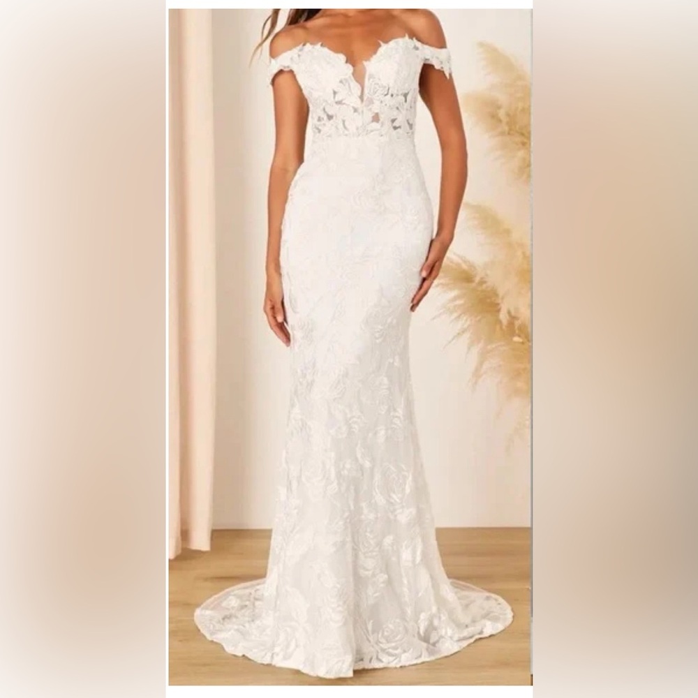 Brand new Lulus embroidered lace bridal gown